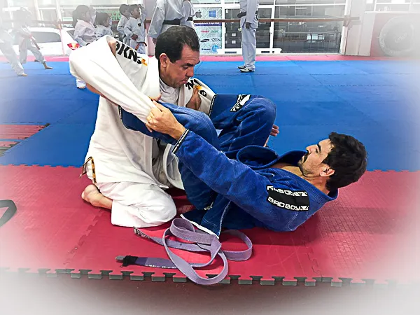 Alumnos de Shogun Dojo practican guardia de jiu jitsu brasileno con disciplina y tecnica en Queretaro