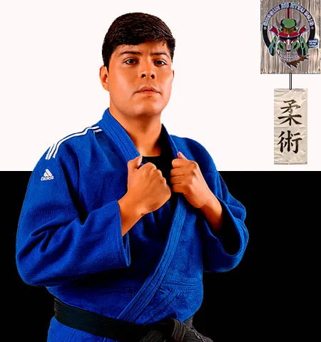 Enders Juárez con gi azul de judo posando con seriedad en el dojo Shogun Jiujitsu Queretaro