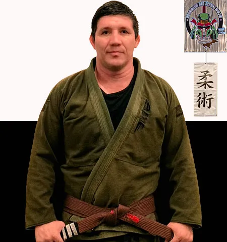Instructor de BJJ con cinta marron posando en dojo Shogun Jiujitsu en Queretaro