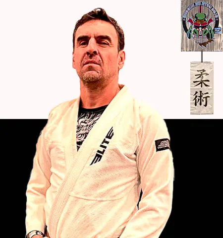 Leonardo Ramos posando con gi blanco de jiu jitsu frente a fondo blanco y negro