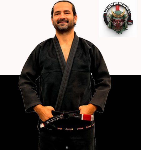 Ricardo Cervera con cinta negra de BJJ posando en el tatami del dojo Shogun Jiujitsu en Queretaro