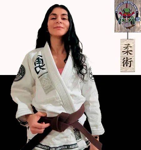 Polet Camacho con gi blanco y cinta marron de BJJ posando en interior