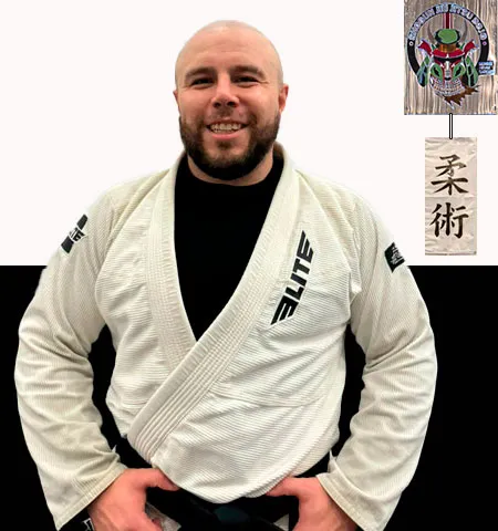 Ricardo Cervera con cinta negra de BJJ posando en el tatami del dojo Shogun Jiujitsu en Queretaro