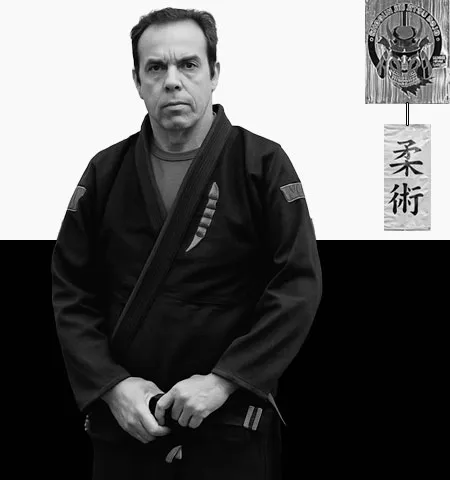 Sensei Hiram Garfias con cinta negra de jiu jitsu posando en tatami del dojo Shogun Jiujitsu en Queretaro