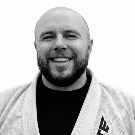 Ricardo Cervera con cinta negra de BJJ posando en el tatami del dojo Shogun Jiujitsu en Queretaro