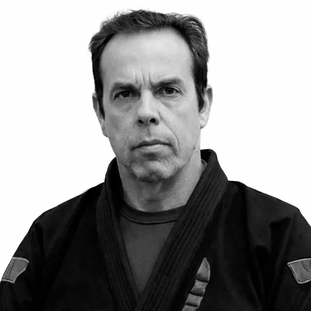 Sensei Hiram Garfias con cinta negra de jiu jitsu posando en tatami del dojo Shogun Jiujitsu en Queretaro